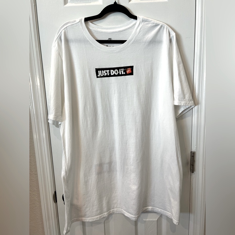 Nike White Graphic Short Sleeve Tee
